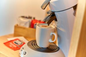 Oprema za pripravo čaja oz. kave v nastanitvi Park-Hotel Traben-Trarbach