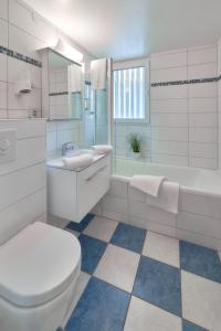 a white bathroom with a toilet and a tub and a sink at Park-Hotel Traben-Trarbach in Traben-Trarbach