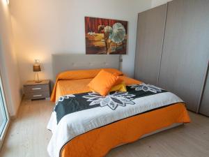 una camera da letto con un grande letto con una coperta arancione di Van Gogh - beautiful lake Iseo view and swimming pool a Parzanica