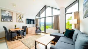 Televízia a/alebo spoločenská miestnosť v ubytovaní Apartamenty Sun & Snow Resort Karkonosze
