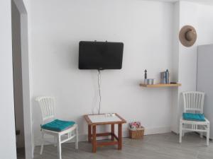 A television and/or entertainment centre at MONOLOCALE SAN PANTALEO