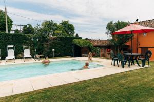 Bazén v ubytovaní Tenuta San Giovanni Lucca - Borgo del Locumone alebo v jeho blízkosti