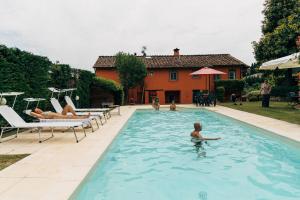 Bazén v ubytovaní Tenuta San Giovanni Lucca - Borgo del Locumone alebo v jeho blízkosti