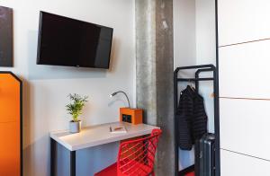 Uma TV ou centro de entretenimento em MEININGER Hotel Genève Centre Charmilles