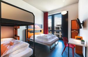 Cama ou camas em um quarto em MEININGER Hotel Genève Centre Charmilles