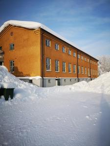 budynek z kupą śniegu przed nim w obiekcie Åredalens fjällgård w mieście Järpen