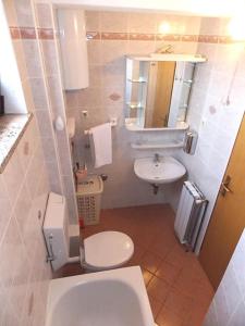 Galeriebild der Unterkunft Apartment in Malinska with Seaview, Terrace, Air condition, WIFI (4690-3) in Malinska