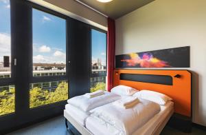 Cama ou camas em um quarto em MEININGER Hotel Genève Centre Charmilles
