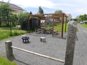 plac zabaw ze stołem piknikowym i ławką w obiekcie Apartmány pod Pajrekem w mieście Nýrsko