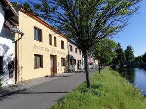 budynek na ulicy obok rzeki w obiekcie Apartmány pod Pajrekem w mieście Nýrsko