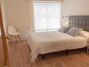 A bed or beds in a room at Housingcoruña sada playa