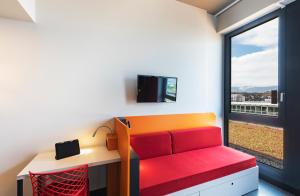 TV a/nebo společenská místnost v ubytování MEININGER Hotel Genève Centre Charmilles