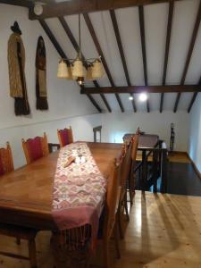 comedor con mesa de madera y sillas en B&B Haere Mai, en Loker