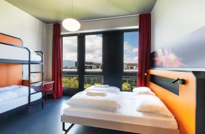 Cama ou camas em um quarto em MEININGER Hotel Genève Centre Charmilles