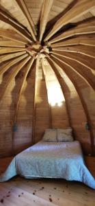 Tempat tidur dalam kamar di camping de la chagnée