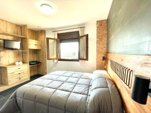 A bed or beds in a room at COMPLEJO RURAL TORRES Y NAVAS