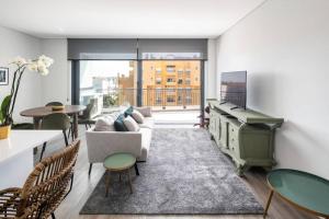 een woonkamer met een bank en een piano bij Apartment Confort 404 in Portimão