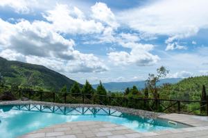 basen z widokiem na góry w obiekcie Borgo I Tre Baroni - Spa Suites & Resort w mieście Poppi