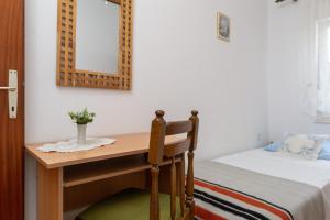 Postel nebo postele na pokoji v ubytování A1 - apt near beach with patio parking and grill