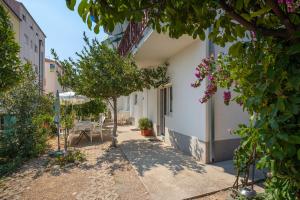 Zahrada ubytování A1 - apt near beach with patio parking and grill