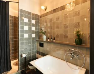 a bathroom with a tub and a sink and a shower at Cora Apartments in Leipzig