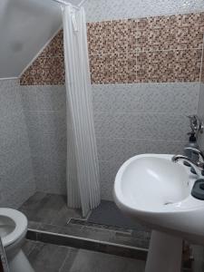 A bathroom at Vila Fortuna Auri