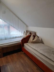 Un pat sau paturi într-o cameră la Vila Fortuna Auri