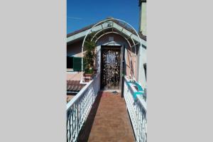 uma escada que leva a uma casa com um portão em Mansarda a Noli em Noli