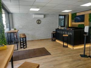 un espace de réception dans un salon de coiffure avec des tables et des tabourets dans l'établissement Apart Hotel Rosen, à Sofia