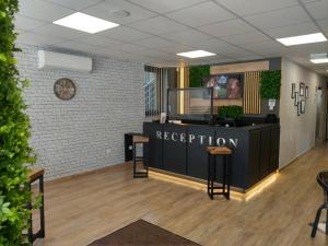 A television and/or entertainment centre at Apart Hotel Rosen