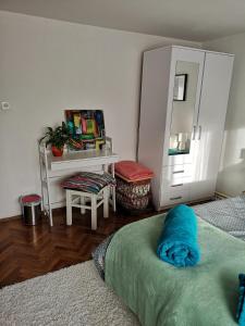 a bedroom with a bed and a desk and a mirror at Apartman Anđela in Varaždin +4 photos