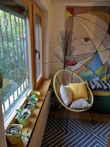 Pokój z oknem z krzesłem i roślinami w obiekcie Apartman Anđela w mieście Varaždin