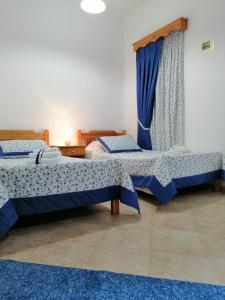 Postel nebo postele na pokoji v ubytování Petroula Apartments II