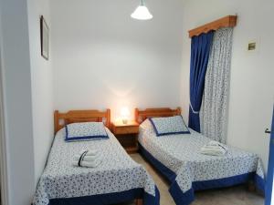 Postel nebo postele na pokoji v ubytování Petroula Apartments II