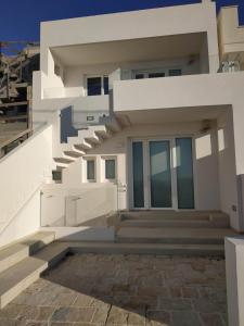 una casa blanca con escaleras y una puerta en case di piero, en Lido Marini