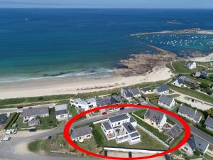 - une vue aérienne sur une maison en face de la plage dans l'établissement Villa Pool and Beach Bretagne, à Plouescat