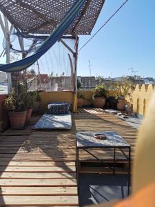 Uma varanda ou terraço em Bayt Alice Hostel