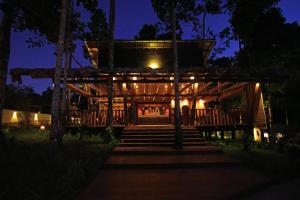 a tree house in the woods at night at De Foret in Havelock Island
