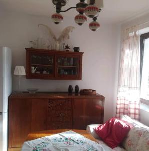 una camera da letto con un letto e un armadio in legno di Domek Cicho Sza a Rożdżały