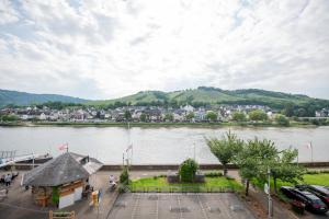 ツェル・アン・デル・モーゼルにあるHaus Moselwelt Antonの町と街の川の景色