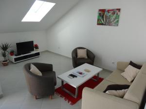 Apartments Roko في دوبروفنيك: غرفة معيشة مع أريكة وكرسيين وطاولة