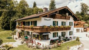 una grande casa bianca con balcone di Haus Lukaswinkl a Schönau am Königssee