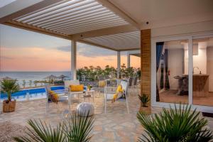 een patio met uitzicht op de oceaan bij Terra Park Phalaris in Novalja