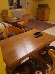 een woonkamer met een houten tafel en stoelen bij Am-Berg Ferienwohnung in Bad kohlgrub in Bad Kohlgrub