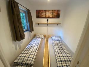twee bedden in de hoek van een kamer bij Chata Stanislav in Doksy