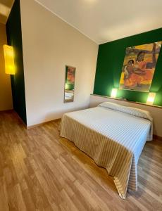 um quarto com uma cama e um quadro na parede em Motel 70-Hotel em San Nazzaro