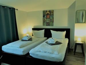 um quarto com 2 camas e toalhas em Haus am Burggraben em Hinte