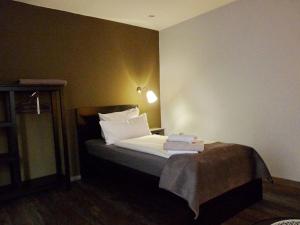 sypialnia z łóżkiem z dwoma ręcznikami w obiekcie Haus am Burggraben w mieście Hinte