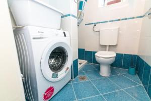een badkamer met wasmachine en toilet bij Villa Melita in Opatija +14 foto's