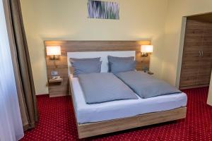 Postel nebo postele na pokoji v ubytování Hotel KonradP Holzkirchen